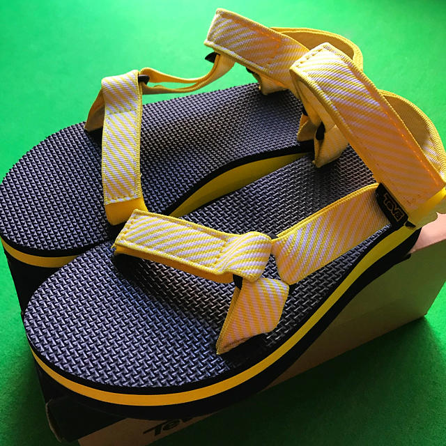 Teva(テバ)のほぼ新品★Teva 厚底サンダル 黄色 キャンディストライプ 24cm★ レディースの靴/シューズ(サンダル)の商品写真