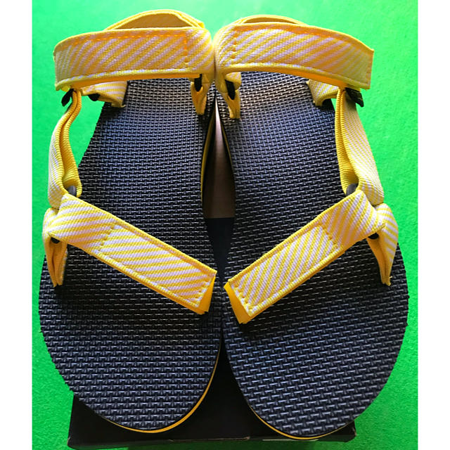 Teva(テバ)のほぼ新品★Teva 厚底サンダル 黄色 キャンディストライプ 24cm★ レディースの靴/シューズ(サンダル)の商品写真