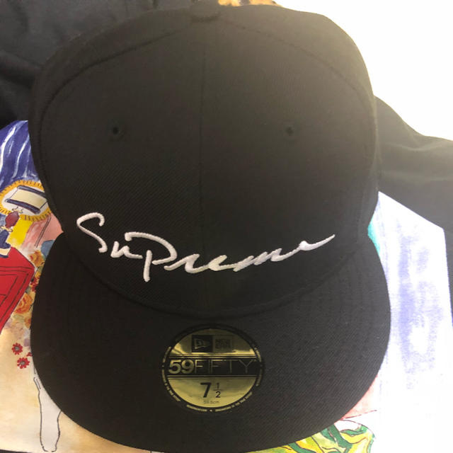 Supreme(シュプリーム)のsupreme classic script new era7 2/1 メンズの帽子(キャップ)の商品写真