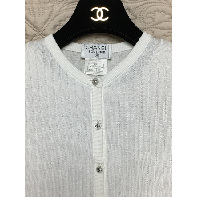 CHANEL(シャネル)のシャネル CCマーク コットン リブニット カーディガン 白 38 レディースのトップス(カーディガン)の商品写真