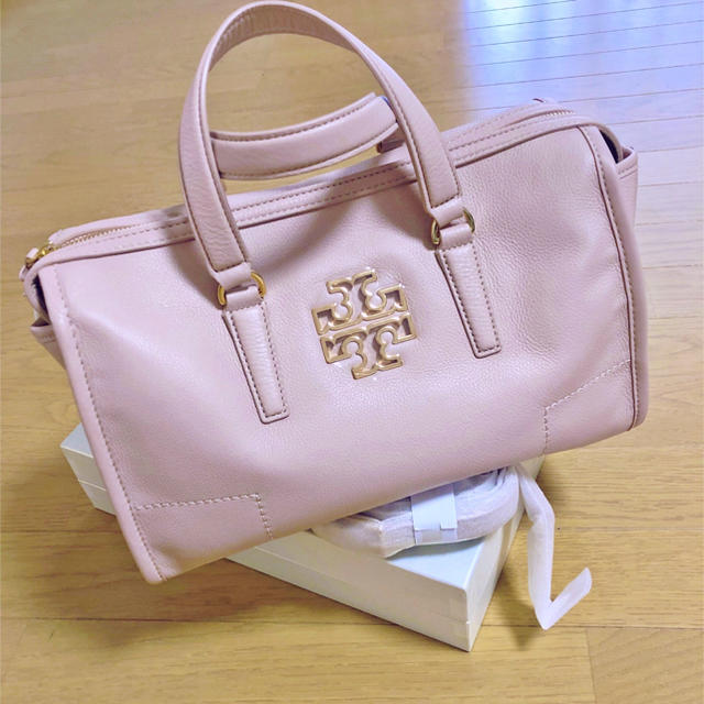 Tory Burch(トリーバーチ)の新品未使用：トリーバーチ2wayボストンバッグ：斜めがけ：ピンクベージュ レディースのバッグ(ボストンバッグ)の商品写真