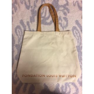 ルイヴィトン(LOUIS VUITTON)のFONDATION LOUIS VUITTON トートバック マザーズバッグ 白(トートバッグ)