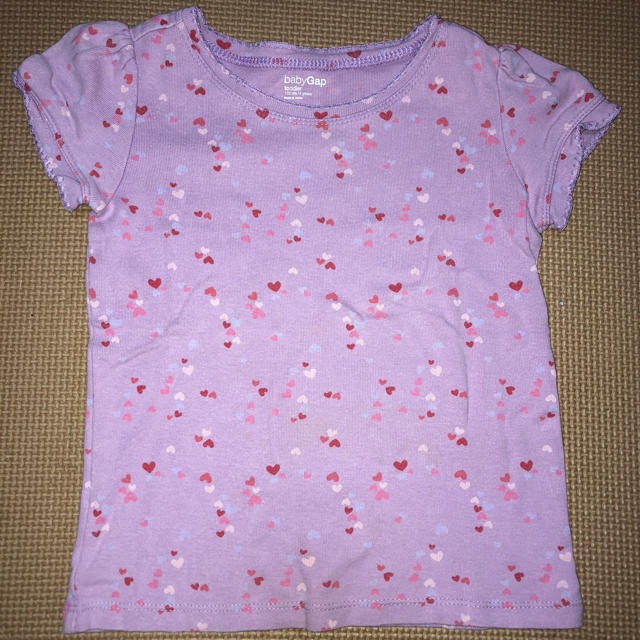 babyGAP(ベビーギャップ)の（62）ベビーギャップ  紫 ハート インナーシャツ キッズ/ベビー/マタニティのキッズ服女の子用(90cm~)(下着)の商品写真