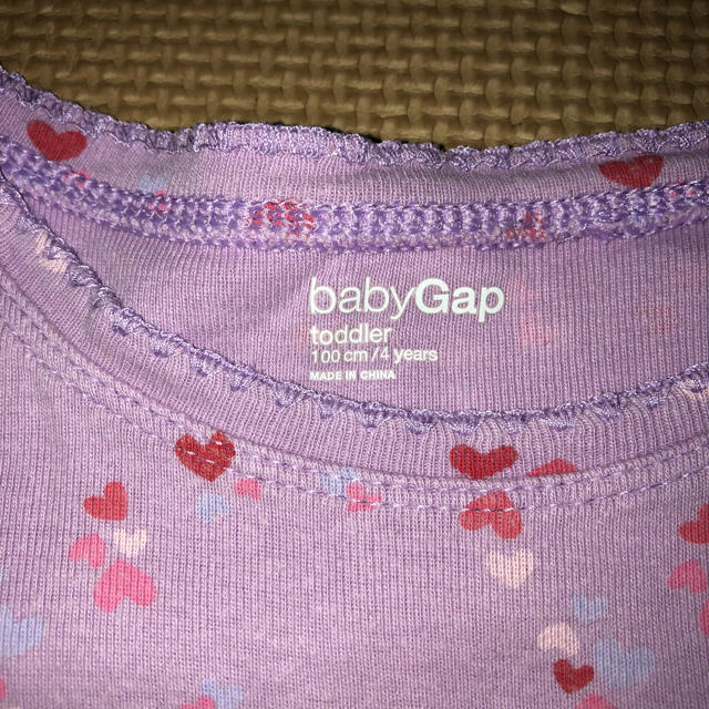 babyGAP(ベビーギャップ)の（62）ベビーギャップ  紫 ハート インナーシャツ キッズ/ベビー/マタニティのキッズ服女の子用(90cm~)(下着)の商品写真