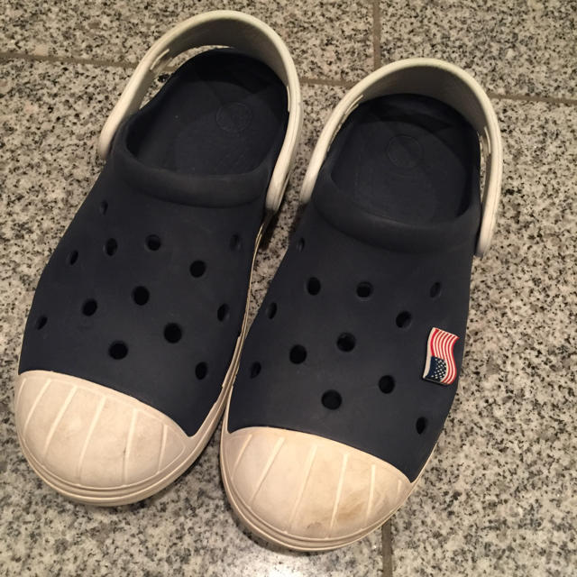 crocs(クロックス)のクロックス 22.5〜23くらい J3 キッズ/ベビー/マタニティのキッズ靴/シューズ(15cm~)(サンダル)の商品写真