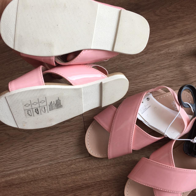 H&M(エイチアンドエム)の新品未使用 H&M クロスサンダル セット キッズ/ベビー/マタニティのキッズ靴/シューズ(15cm~)(サンダル)の商品写真