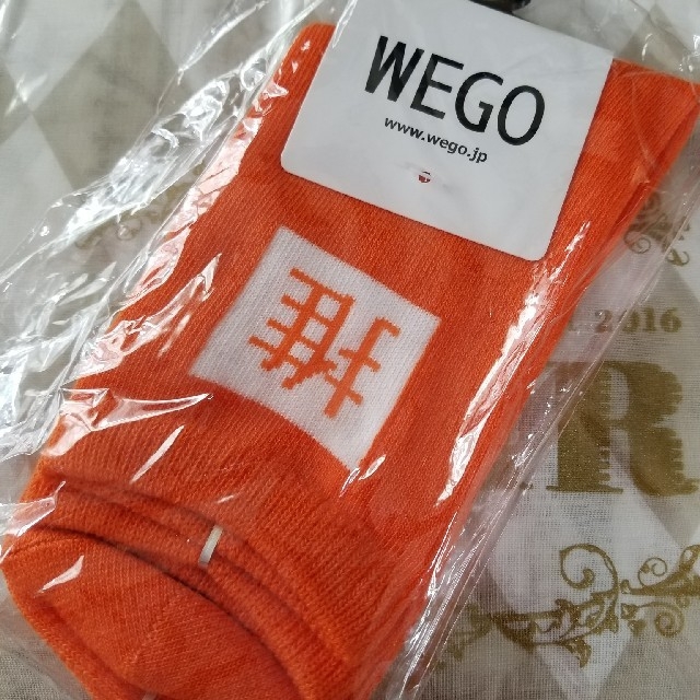 WEGO(ウィゴー)のお値下げ！WEGO オレンジ 靴下 SENSEorLOVE銀テ付き エンタメ/ホビーのタレントグッズ(アイドルグッズ)の商品写真