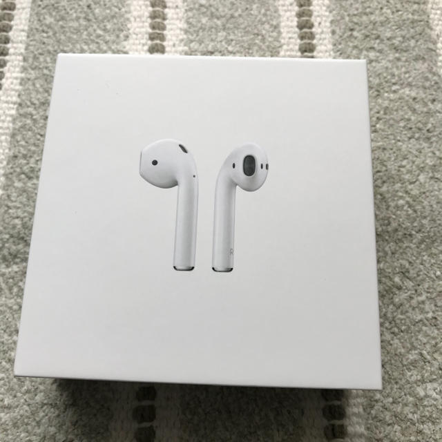 Apple(アップル)のApple AirPods エアーポッズ 正規品 送料込 スマホ/家電/カメラのオーディオ機器(ヘッドフォン/イヤフォン)の商品写真