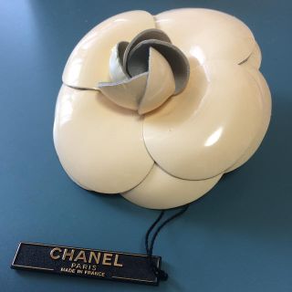 シャネル(CHANEL)のシャネル ブローチ コサージュ レザー 美品(ブローチ/コサージュ)