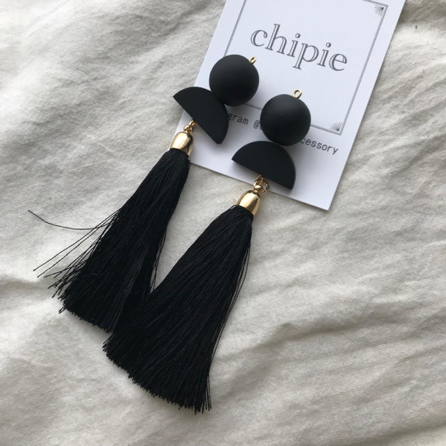 004 mat black tassel pierce ハンドメイドのアクセサリー(ピアス)の商品写真