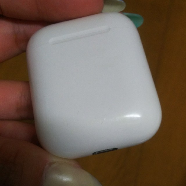 Apple(アップル)のまどかさま専用 Air Pods 充電器のみ スマホ/家電/カメラのオーディオ機器(ヘッドフォン/イヤフォン)の商品写真