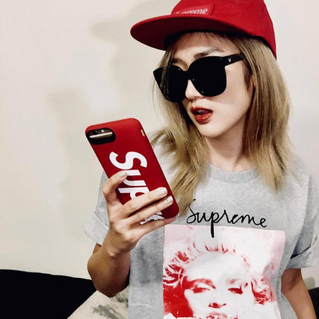 Supreme(シュプリーム)のsupreme 18aw mophie 8 red スマホ/家電/カメラのスマホアクセサリー(iPhoneケース)の商品写真