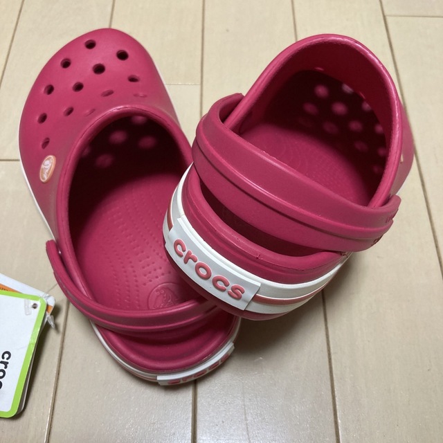 crocs(クロックス)の新品 20㎝ クロックス クロックバンド ラズベリー キッズ/ベビー/マタニティのキッズ靴/シューズ(15cm~)(サンダル)の商品写真