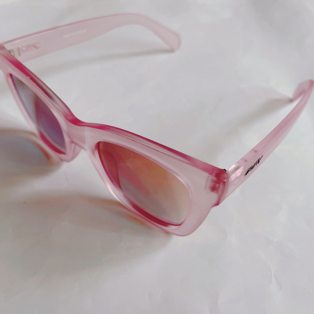 Quay Eyeware Australia(クエイアイウェアオーストラリア)のQuay Australia サングラス ピンク　 レディースのファッション小物(サングラス/メガネ)の商品写真