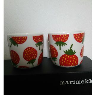 マリメッコ(marimekko)の【marimekko】ストロベリー《マンシッカ》ペア　ラテマグ(グラス/カップ)