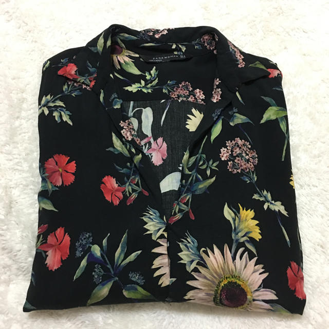 ZARA(ザラ)のZARA 花柄シャツ レディースのトップス(シャツ/ブラウス(長袖/七分))の商品写真