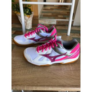 ミズノ(MIZUNO)のMIZUNO バレーボールシューズ ホワイト ピンク 25cm 30%OFF(バレーボール)