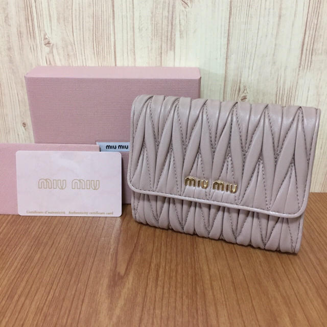 新品 可愛い♡ カメオ マトラッセ 二つ折り財布 ミュウミュウ MIUMIU