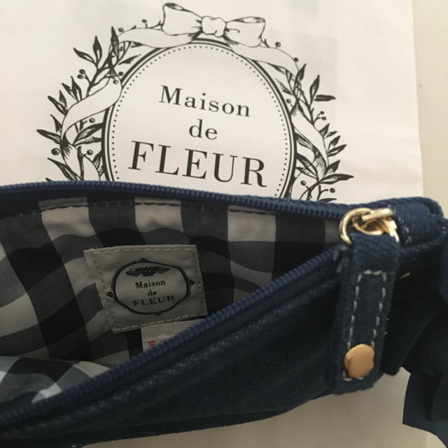 Maison de FLEUR(メゾンドフルール)の未使用 デニムサイドリボンポーチ メゾンドフルール レディースのファッション小物(ポーチ)の商品写真