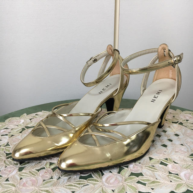 美品✨パンプス(ゴールド) レディースの靴/シューズ(ハイヒール/パンプス)の商品写真