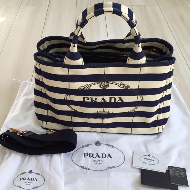 PRADA(プラダ)のPRADAカナパMサイズ(ネイビーボーダー) レディースのバッグ(トートバッグ)の商品写真