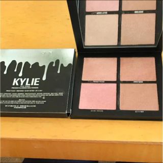 カイリーコスメティックス(Kylie Cosmetics)のKylie pressed illumination powder ファンデー(ファンデーション)