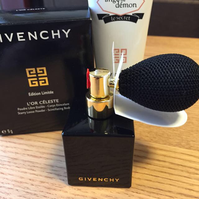 GIVENCHY(ジバンシィ)のジバンシィ フェイス&ボディパウダー コスメ/美容のベースメイク/化粧品(その他)の商品写真