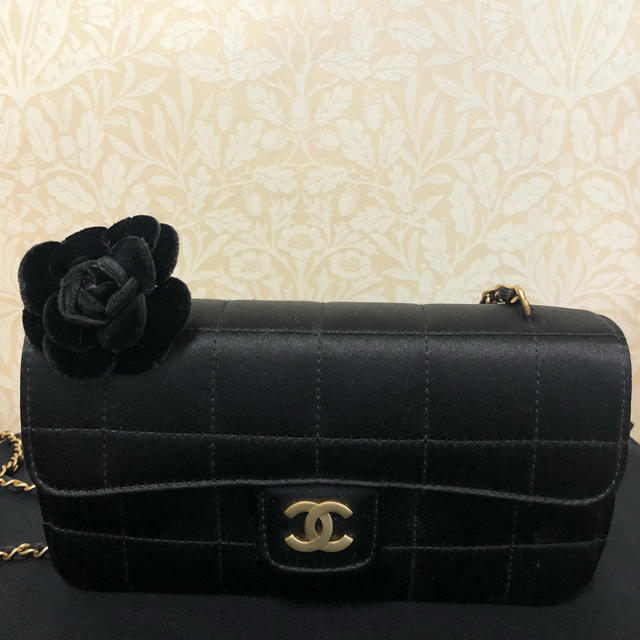 CHANEL(シャネル)の美品 シャネル カメリア付きパーティバッグ レディースのバッグ(ショルダーバッグ)の商品写真