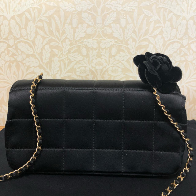 CHANEL(シャネル)の美品 シャネル カメリア付きパーティバッグ レディースのバッグ(ショルダーバッグ)の商品写真