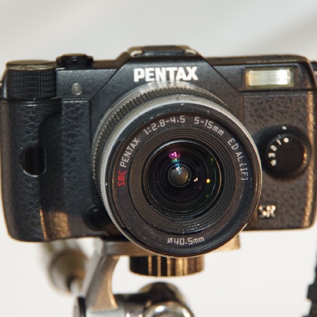 PENTAX(ペンタックス)のPENTAXコンパクトミラーレス一眼Q10中古 3脚のおまけ付き スマホ/家電/カメラのカメラ(ミラーレス一眼)の商品写真