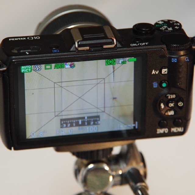 PENTAX(ペンタックス)のPENTAXコンパクトミラーレス一眼Q10中古 3脚のおまけ付き スマホ/家電/カメラのカメラ(ミラーレス一眼)の商品写真