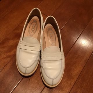 トッズ(TOD'S)のシューズ（トッズ）(ローファー/革靴)