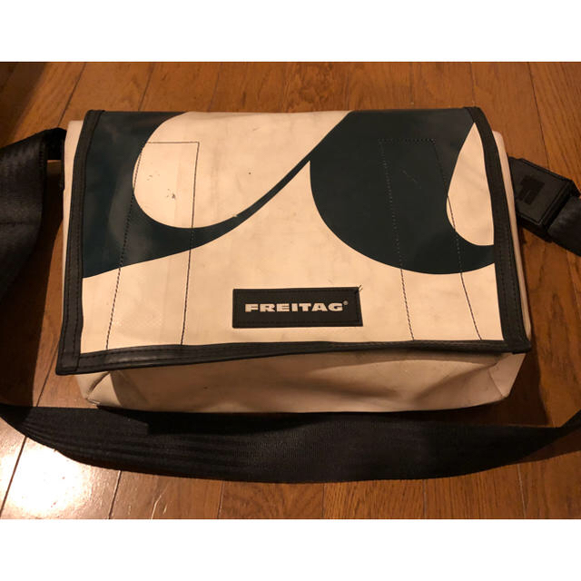 FREITAG(フライターグ)のFreitag Dexter フライターグ ショルダーバック 白 メンズのバッグ(メッセンジャーバッグ)の商品写真