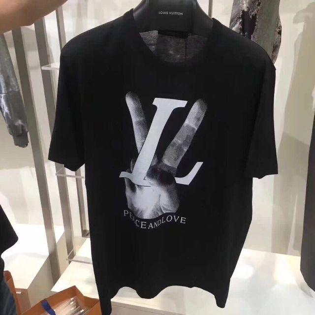 LOUIS VUITTON(ルイヴィトン)のルイヴィトンピース&ラブTシャツハンドLVPEACE & LOVE メンズのトップス(Tシャツ/カットソー(半袖/袖なし))の商品写真