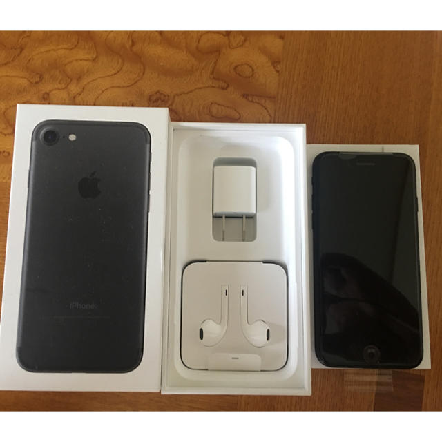 Apple(アップル)のひろさん専用iphone7 black 32GB  美品 液晶新品 スマホ/家電/カメラのスマートフォン/携帯電話(スマートフォン本体)の商品写真