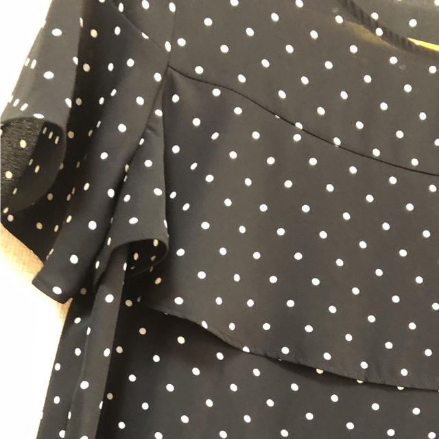 GU(ジーユー)のGU水玉トップス黒 レディースのトップス(シャツ/ブラウス(半袖/袖なし))の商品写真