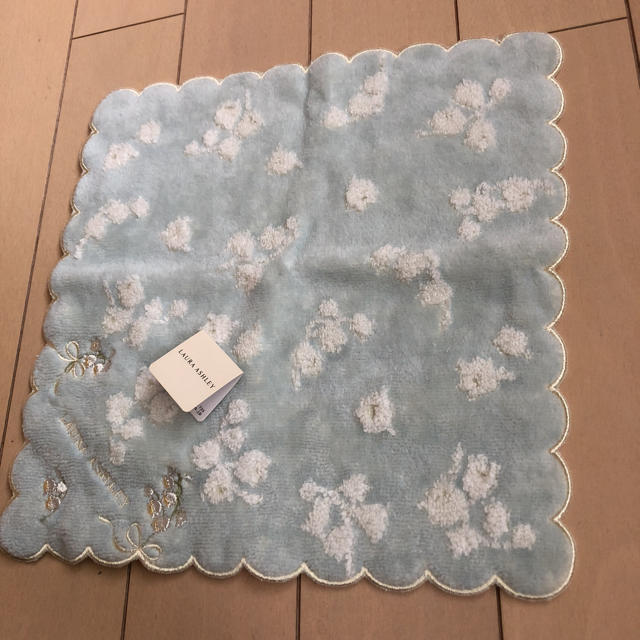 LAURA ASHLEY(ローラアシュレイ)のタオルハンカチ☆LAURA ASHLEY☆値下げしました レディースのファッション小物(ハンカチ)の商品写真