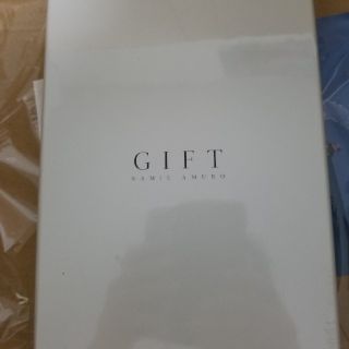 安室奈美恵  GIFT （フォトブック＋ダウンロード映像）新品未開封 1冊(女性タレント)