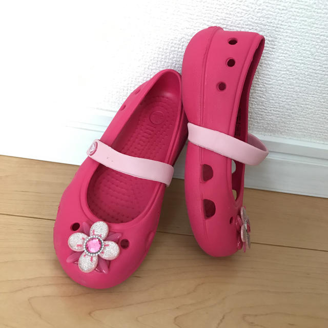 crocs(クロックス)のクロックス ピンク お花 フラットシューズ キッズ/ベビー/マタニティのキッズ靴/シューズ(15cm~)(サンダル)の商品写真