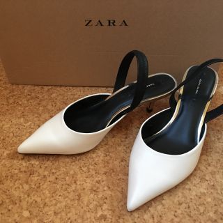 ザラ(ZARA)のZARA・黒と白とゴールド・バックストラップパンプス(ハイヒール/パンプス)