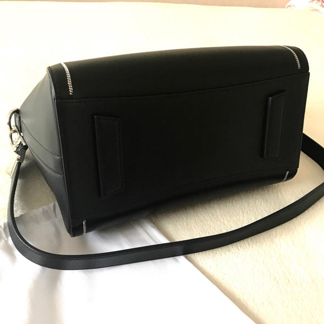 GIVENCHY(ジバンシィ)の【新品】ジバンシィ スモールアンティゴナ 黒 レディースのバッグ(ハンドバッグ)の商品写真