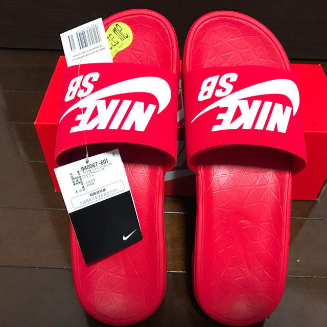 NIKE(ナイキ)の25cm ナイキ ベナッシ SB 赤 レッド レディースの靴/シューズ(サンダル)の商品写真