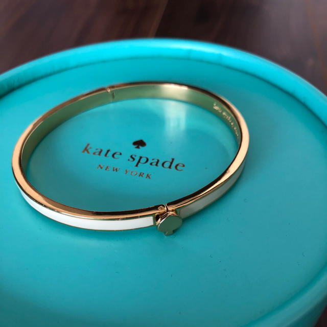 kate spade new york(ケイトスペードニューヨーク)のkate spade バングル レディースのアクセサリー(ブレスレット/バングル)の商品写真