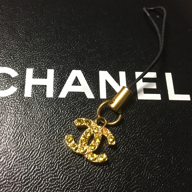 CHANEL(シャネル)のココア様専用 正規品シャネルストラップ  ミニトート付き ハンドメイドのアクセサリー(キーホルダー/ストラップ)の商品写真