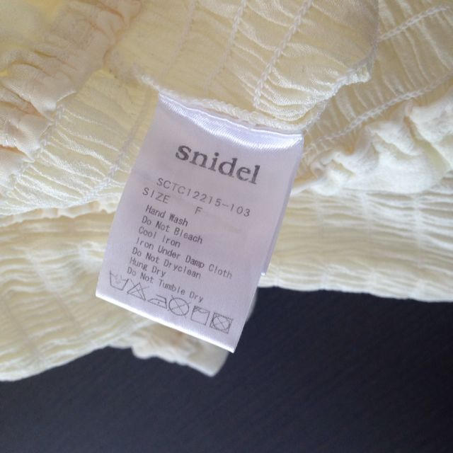 SNIDEL(スナイデル)のスナイデル♡シャーリングフリルベアトップ レディースのトップス(ベアトップ/チューブトップ)の商品写真