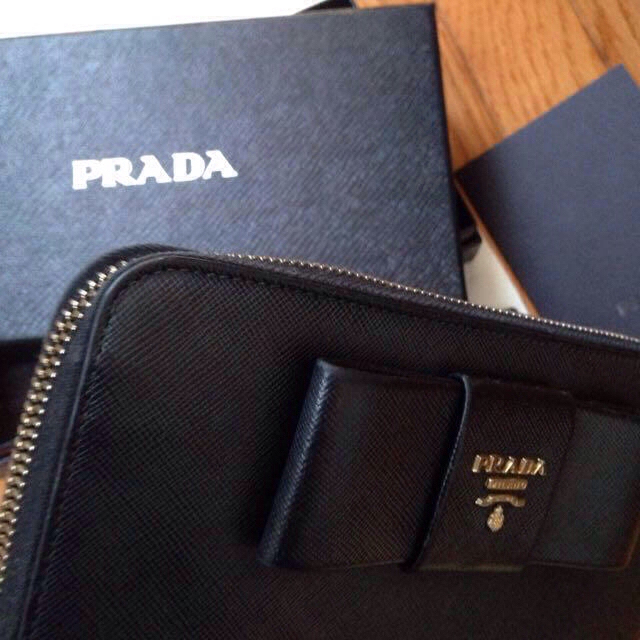 PRADA(プラダ)の美品♡プラダ♡サフィアーノリボン♡ レディースのファッション小物(財布)の商品写真