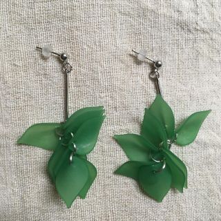 花びらパーツのはなやかなピアス☆グリーン(ピアス)