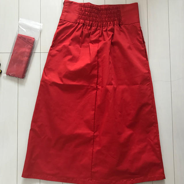 GU(ジーユー)の真っ赤なスカート レディースのスカート(ひざ丈スカート)の商品写真