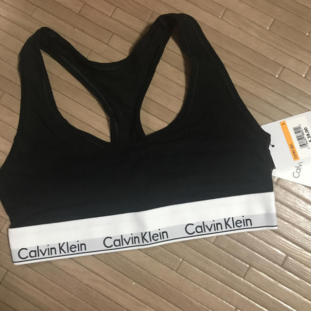 Calvin Klein(カルバンクライン)のカルバンクライン スポーツブラ Sサイズ スポーツ/アウトドアのトレーニング/エクササイズ(トレーニング用品)の商品写真