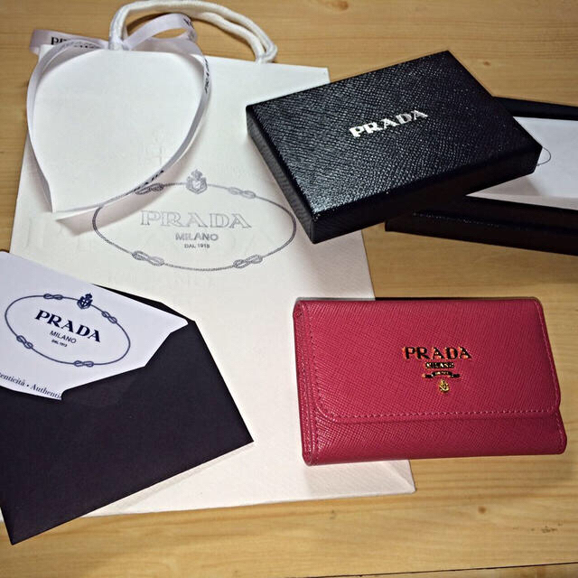 PRADA(プラダ)のPRADAキーケース正規品サフィアーノ レディースのファッション小物(キーホルダー)の商品写真